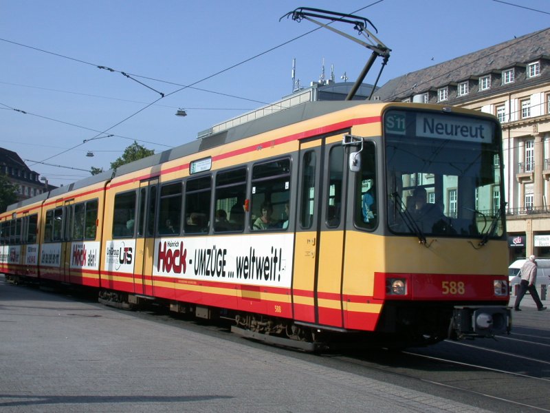 Dreiteilige Strassenbahn 588 der S11 nach Neureut bei der Abfahrt ab Karlsruhe Hbf.(12.10.2006)