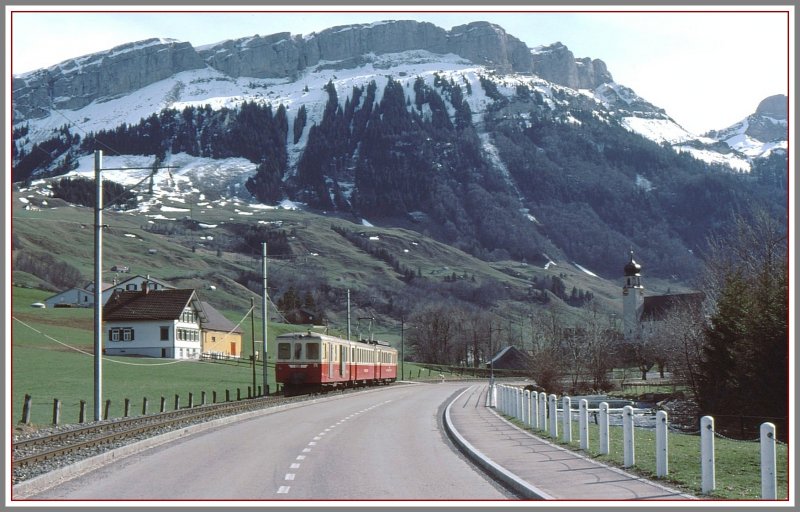 Dreiteiliger AB Pendelzug bei Weissbad mit Alpsigel im Hintergrund. (Archiv H.Graf April 1977)