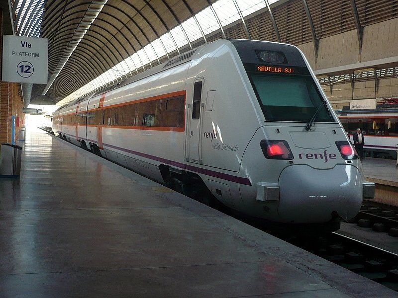 Dreiteiliger Diesel-Triebzug 7-598-008-1 als  Media Distancia  Malaga - Sevilla am 10.11.2007 in Sevilla Santa Justa. 