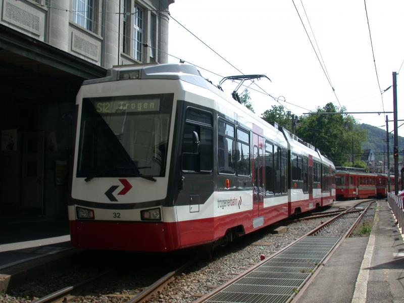 Dreiteiliger Stadler GTW Be 4/8 No32 abfahrbereit im Nebenbahnhof St.Gallen. Dahinter wartet der zweiteilige BDe 4/8.
