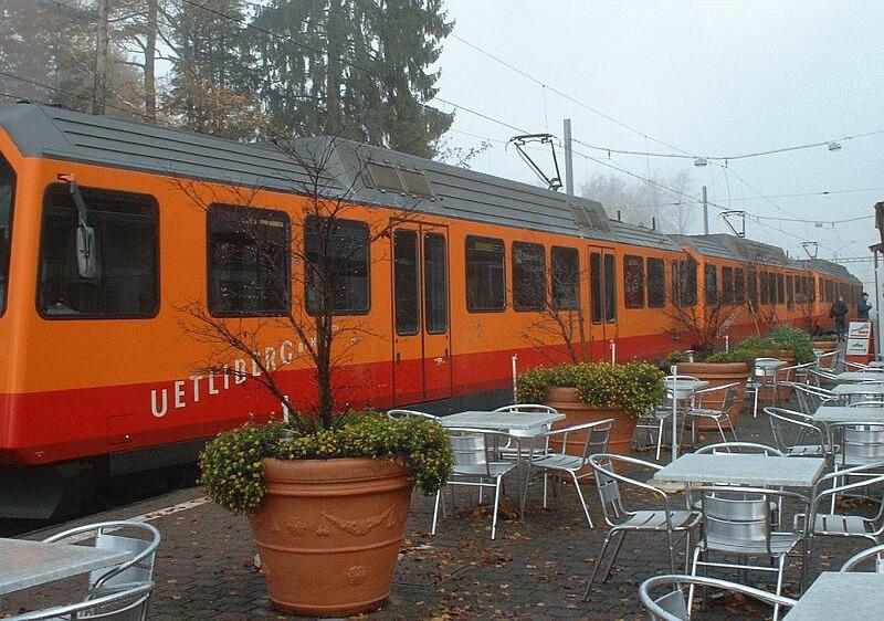 Dreiteiliger Triebzug der Uetlibergbahn am 19.10.2002 auf dem Uetliberg.
