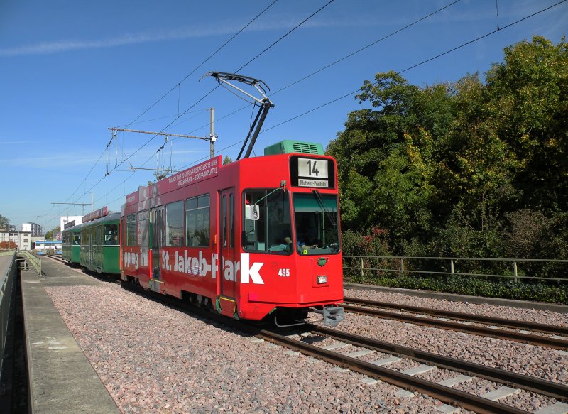 Dreiwagenzug mit dem Be 4/4 495 an der Spitze auf der Linie 14 fährt zur Haltestelle Freidorf. Die Aufnahme stammt vom 19.10.2012.