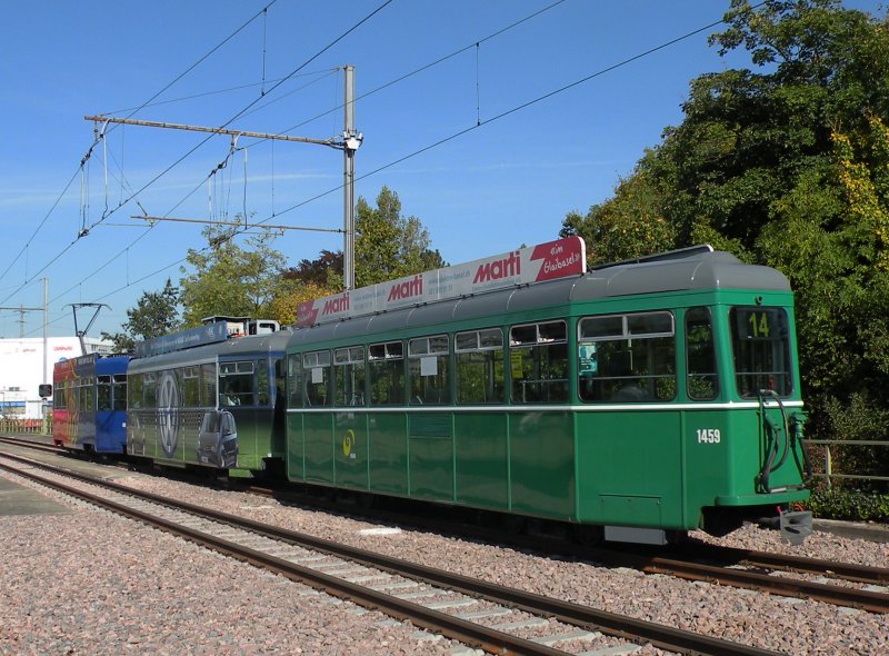 Dreiwagenzug mit dem FC Basel Tram 490 und dem B 1480 S und dem B 1459 auf der Linie 14 fahren zur Haltestelle St. Jakob. Die Aufnahme stammt vom 19.10.2012. 