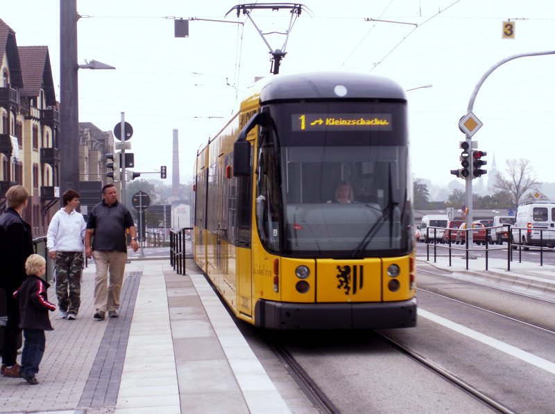 DRESDEN, 19.09.2006, Straßenbahnlinie 1 bei der Einfahrt in die Haltestelle Flügelweg