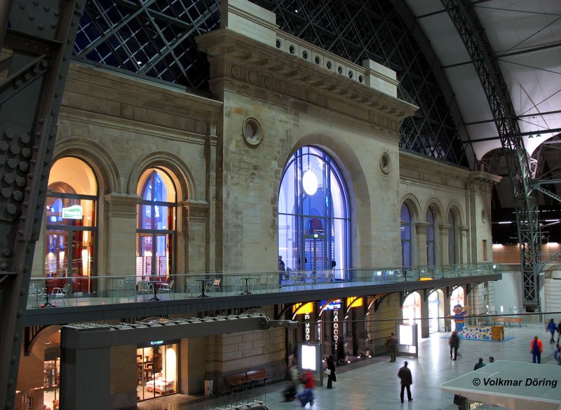 Dresden-Hauptbahnhof, Empfangsgebude an der Seite der Kopfbahnsteige, Blick in Richtung Sdhalle - nach der Rekonstruktion am Abend der Einweihungsfeier, 11.11.2006
