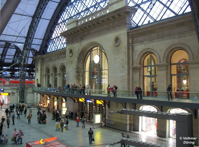 Dresden-Hauptbahnhof, Empfangsgebude an der Seite der Kopfbahnsteige, Blick in Richtung Nordhalle - 18.11.2006
