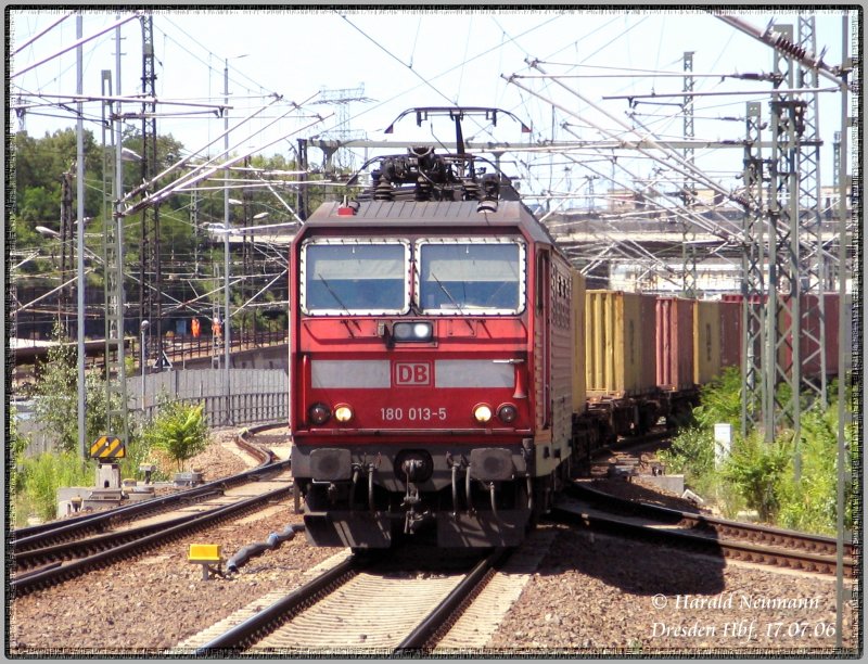 Dresden Hbf am 17.07.06: 180 013 mit DB Cargo-Lackierung.