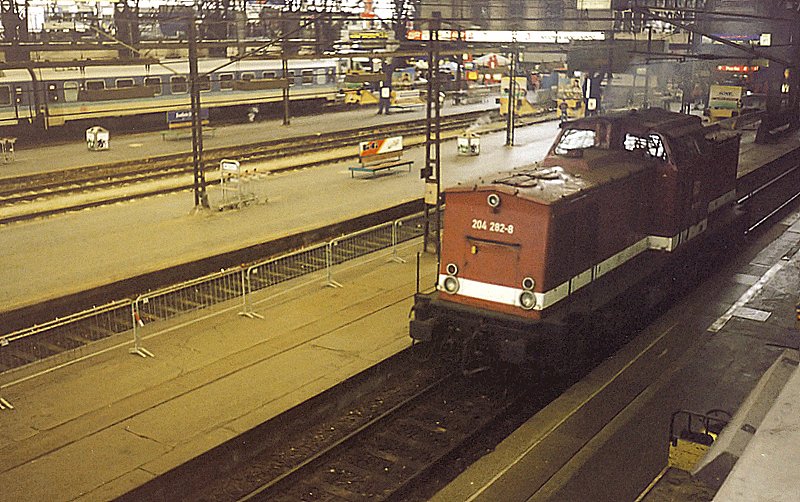 Dresden Hbf am 18.05.1998. Die Lok pendelte zu Fhrerstandsmitfahrten.