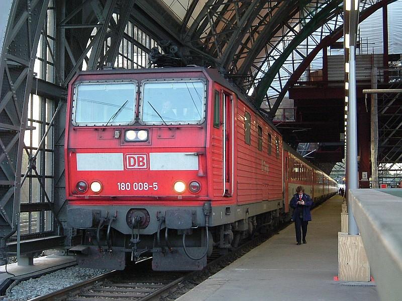 Dresden Hbf am 19.10.04: Seit langem setzte sich mal wieder eine Ralion 180iger vor einen EC nach Prag. Betroffen war der EC 177, Zuglok war 180 008-5.