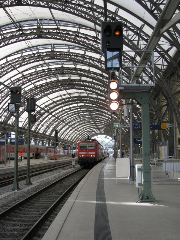 Dresden Hbf:  Bremsen in Ordnung ,  Halt erwarten , so die bedeutung des Signals. Im Hintergrund steht 143 365-5 mit der RB nach Elsterwerda und auf Gleis 1 der EC nach Brno. Aufgenommen am 11.07.'09
