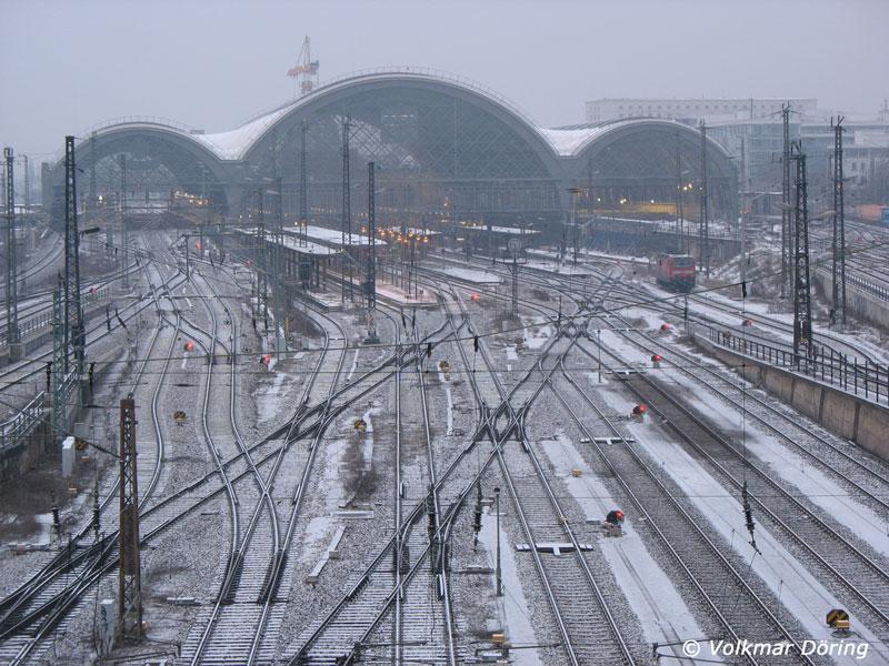 Dresden Hbf. in diversen Grautnen kurz vor 18 Uhr bei leichtem Schneefall - 11.03.2006