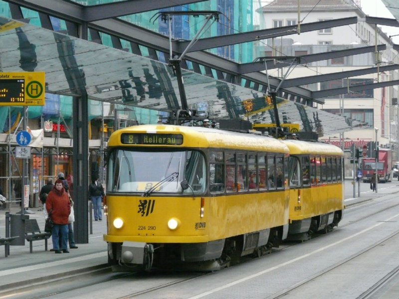 Dresden - Strassenbahn Nr. 224 290 unterwegs auf der Linie 8 am 10.12.2008
