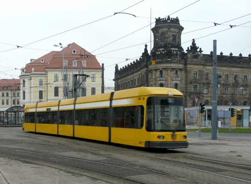 Dresden - Strassenbahn Nr.2517 unterwegs auf der Linie 1 am 10.12.2008