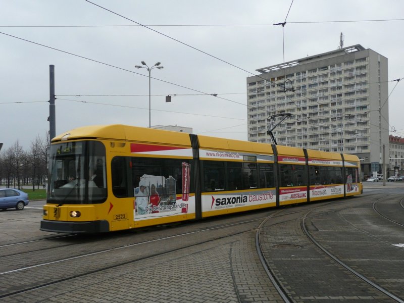 Dresden - Strassenbahn Nr.2523 mit Werbung unterwegs auf der Linie 4 am 10.12.2008