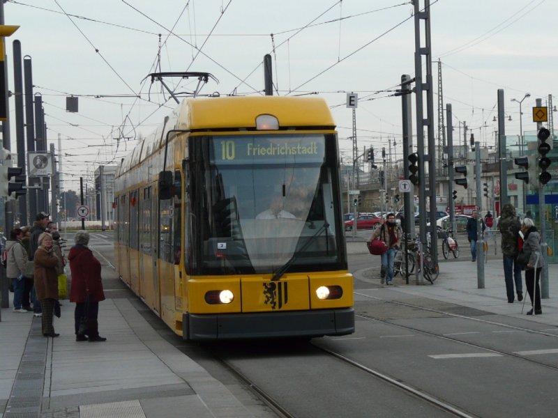 Dresden - Strassenbahn Nr.2529  unterwegs auf der Linie 10 am 10.12.2008