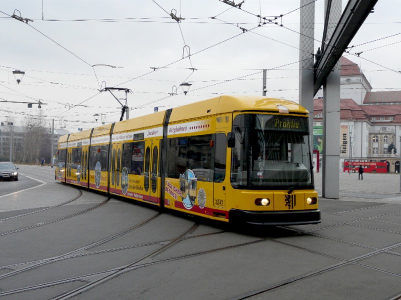 Dresden - Strassenbahn Nr.2547 unterwegs auf der Linie 1 am 10.12.2008