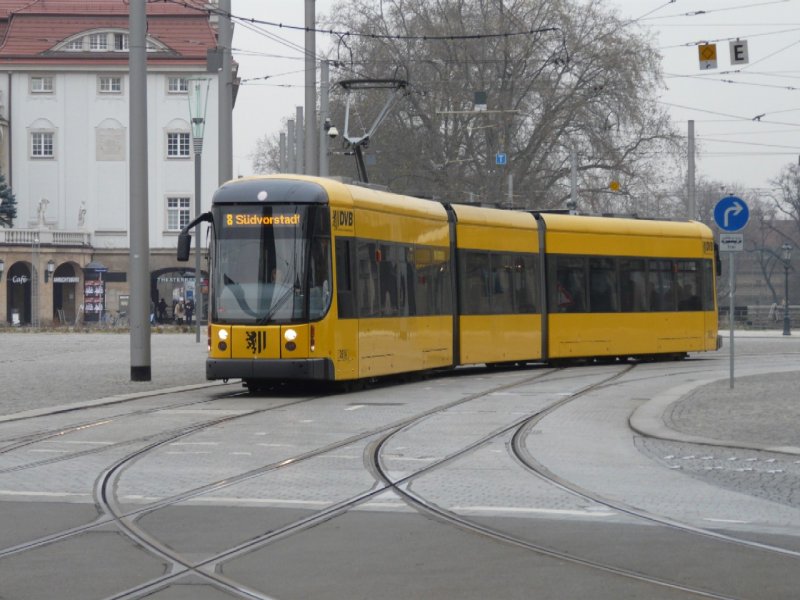 Dresden - Strassenbahn Nr.2614 unterwegs auf der Linie 8 am 10.12.2008