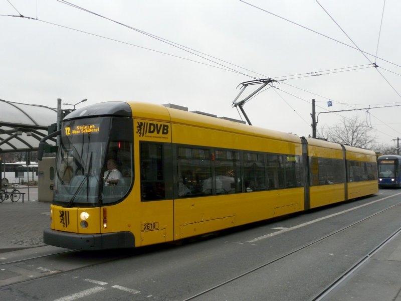 Dresden - Strassenbahn Nr.2619 unterwegs auf der Linie 12 am 10.12.2008