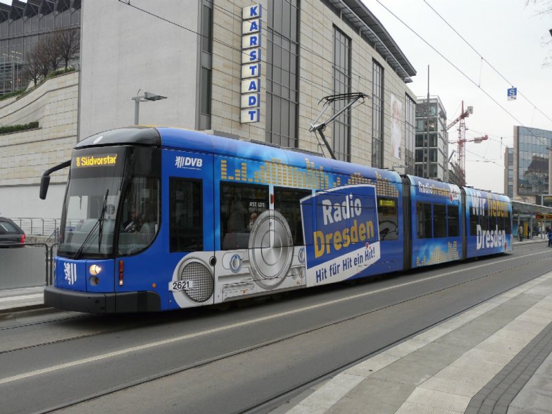 Dresden Strassenbahn Nr.2621 mit Werbung unterwegs auf der Linie 8 am 10.12.2008