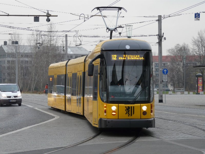 Dresden Strassenbahn Nr.2624 unterwegs auf der Linie 12 am 10.12.2008
