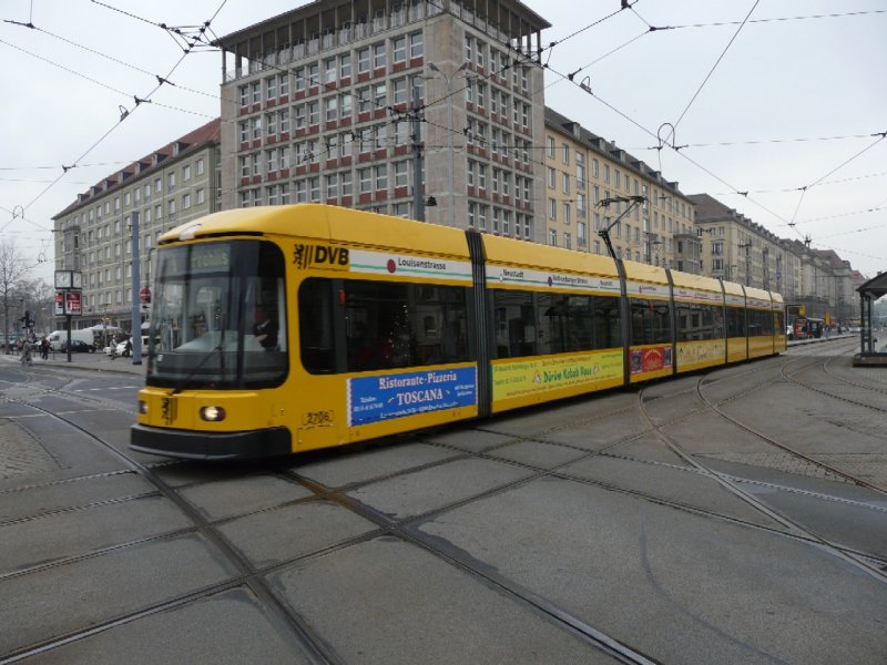 Dresden - Strassenbahn Nr.2706 unterwegs auf der Linie 1 am 10.12.2008