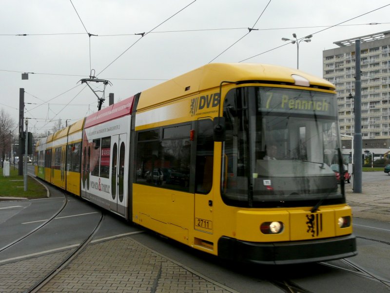Dresden - Strassenbahn Nr.2711 unterwegs auf der Linie 7 am 10.12.2008