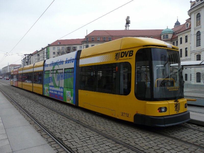 Dresden - Strassenbahn Nr.2712 unterwegs am 10.12.2008
