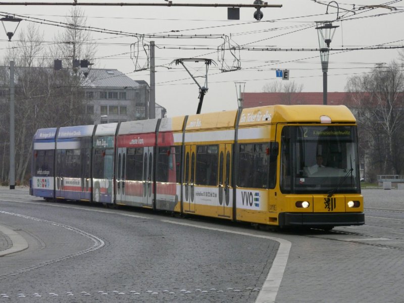 Dresden - Strassenbahn Nr.2715 mit Teilwerbung unterwegs auf der Linie 2 am 10.12.2008