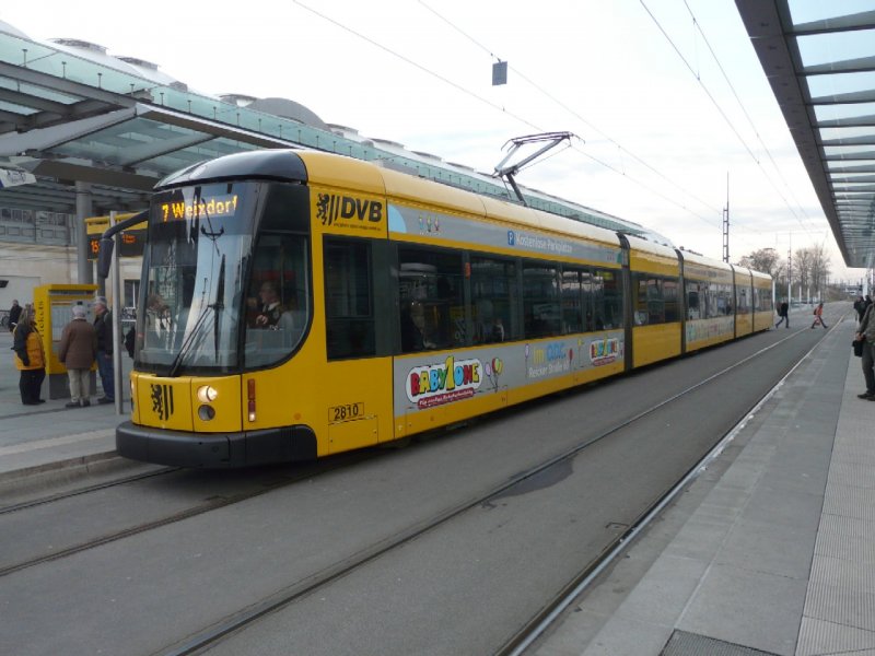 Dresden - Strassenbahn Nr.2810 unterwegs auf der Linie 7 am 08.12.2008