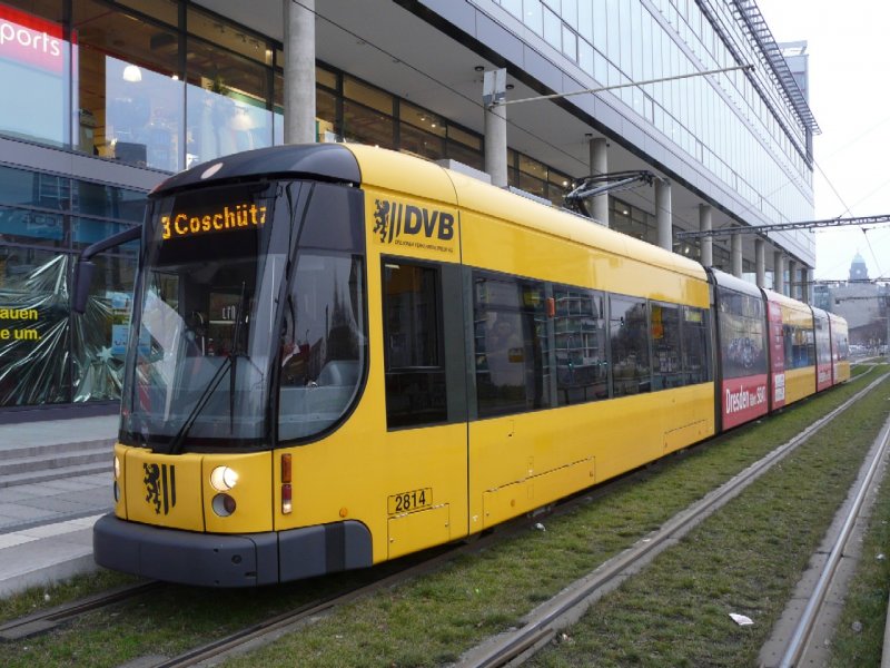Dresden Strassenbahn Nr.2814 unterwegs auf der Linie 3 am 10.12.2008