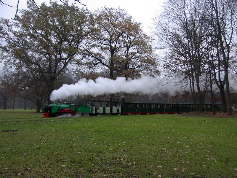 Dresdner Parkeisenbahn: Lok 001 bei den Nikolausfahrten am 06.12.2005, kurz vorm Bf. Am Straburger Platz