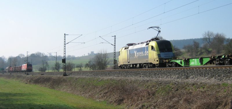 Drohende Zugbegegnung bei Eschwege West, beteiligt: eine BR 185 und der BoxExpress ES 64 U2-003. 31.03.2009.