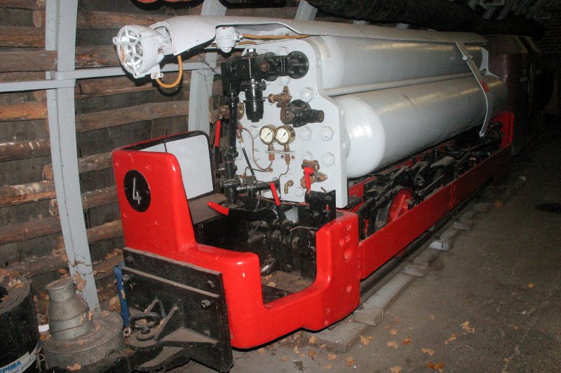 Druckluft-Lokomotive 4 des Baufeldes Pluto(Wanne-Eickel) des Bergwerks Consolidation(Gelsenkirchen). Lokdaten:  gebaut bei DEMAG Duisburg 1938, Art: B-pr, Spurweite: 500mm. Erfasst ist der Einsatz seit 1951 auf der Zeche Pluto bis zu deren endgltige Stilllegung Ende 1979. Seitdem gehrt die Lok zum Bestand des Fahrzeugparks des Heimatmuseum Wanne-Eickel. 02.10.2008