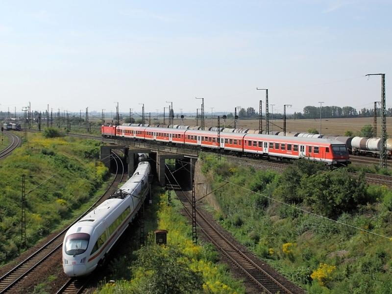  Drunter und Drber  geht es in Grokorbetha. Eine RB aus BR 143 und Halberstdtern und ein 411er begegnen sich am 15.8.2009.