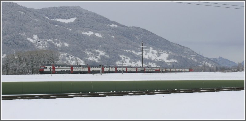 DS IC2000 bei Zizers. Im Hintergrund ist Mastrils zu sehen und der Aussichtsfelsen Pizalun und im Vordergrund verlaufen das RhB Trassee und die Fernheizleitung. (26.03.2008)