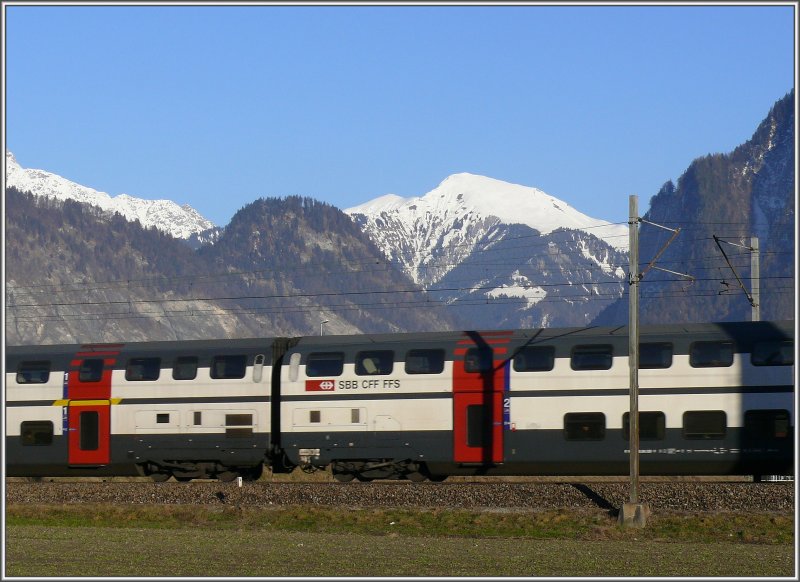 DS IC2000 vor der Klus, dem Taleinschnitt ins Prttigau Richtung Davos. Links der runde Hgel ist der Coupspitz 1184m und rechts davon der der die doppelt so hohe Sassauna 2307m. (27.12.2007)