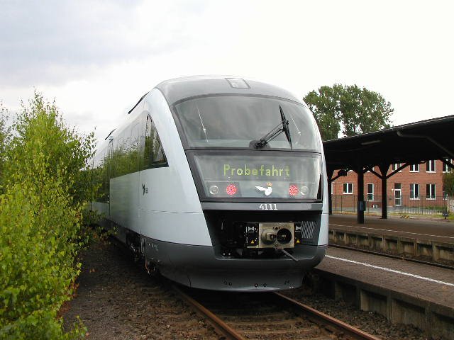 DSB, Desiro-NBT2, Litra MQ, auf dem Bild MQ 4111 am 22.07.2002 im Bahnhof Kleve. Der andere Teil des Triebzuges hat die Bezeichnung MQ 4911. Dieses, weil beide Wagenteile, sich baumssig, zwar im usseren, aber nicht im inneren Aufbau gleichen. Dieser Desiro war das erste Fahrzeug von insgesamt 11 Stck fr die DSB und ist eingesetzt im Regionalverkehr Fredericia-Odense-Svendborg.