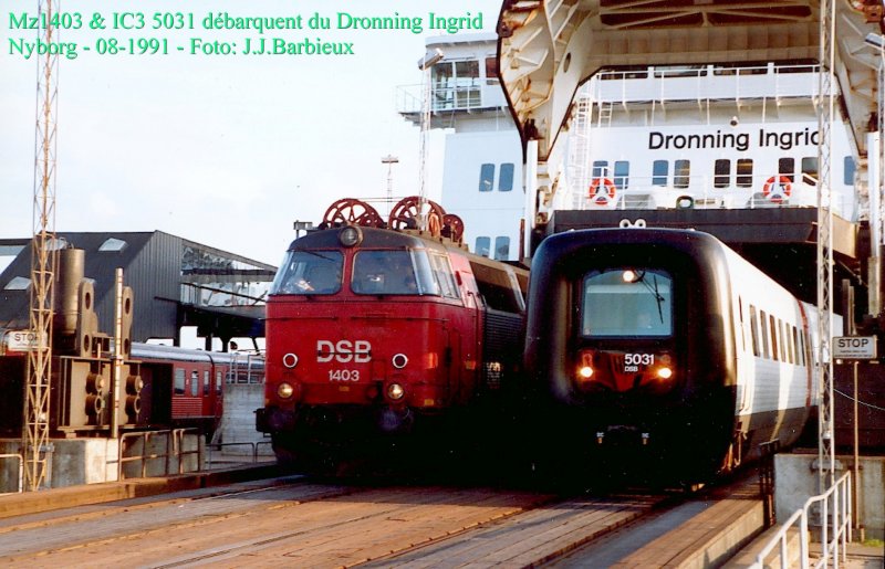 DSB - Die Lok Mz 1403 und der IC3 5031 fahren zusammen aus dem Fhrschiff Dronning Ingrid.  Die Lok zieht einen Teil des IR Zug.
Nyborg, 08/1991.  Foto : J.J. Barbieux