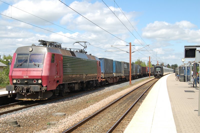 DSB EA 3014 mit Gterzug aus Kolding kommend, fhrt in Lunderskov Richtung Padborg. Mai 2008