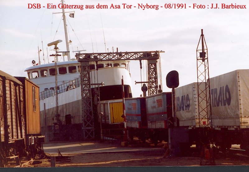 DSB - Ein Gterzug verlsst den Asa Tor, den Fhrschiff nur fr Gterverkehr.  Nyborg - Ende August 1991. Foto : J.J. Barbieux