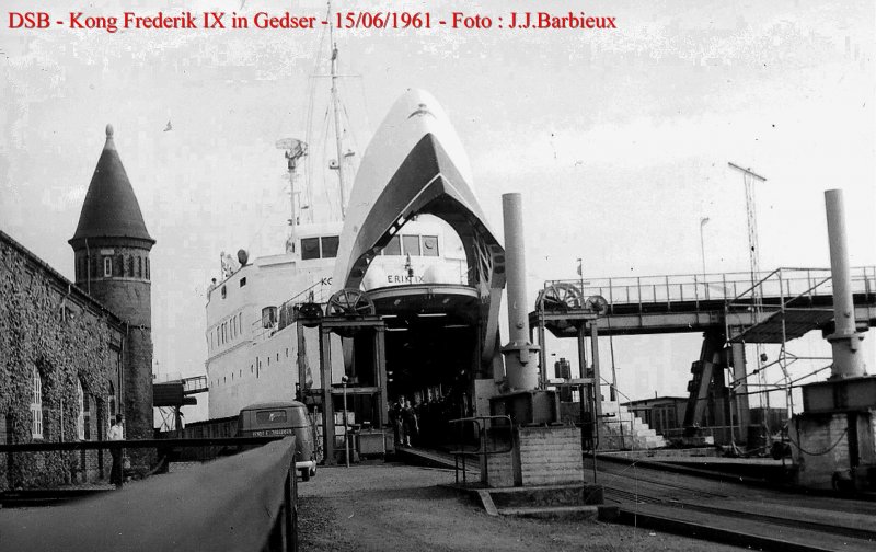 DSB - Fhrschiff Kong Frederik IX in Gedser am 25/06/1961.
Er wartet fr einen Zug, warscheinlich nach Grossenbrode, eine berfaht von fast drei Stunden.  Foto : J.J. Barbieux