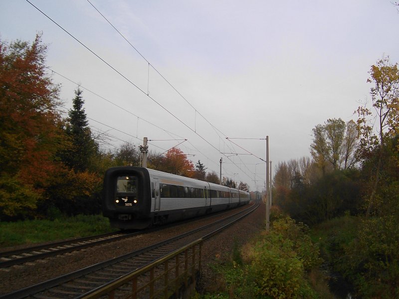 DSB IC 3 5076 fhrt am 2.11.08 als EC 36 von Kopenhagen nach Hamburg Hbf hier bei der Durchfahrt in Reinfeld (Holst.).