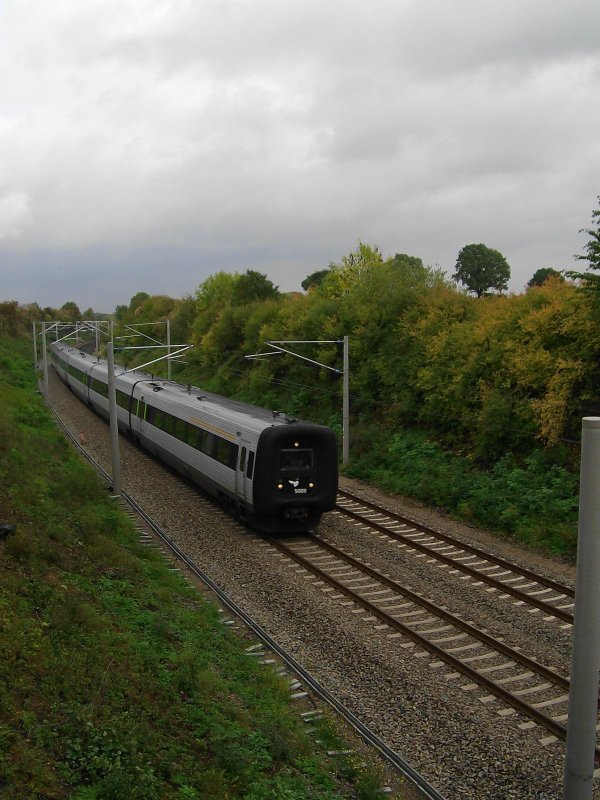 DSB IC 3 5088 fhrt am 5.10.08 als EC 36 von Kopenhagen nach Hamburg Hbf hier kurz vor der Durchfahrt in Reinfeld (Holst.).