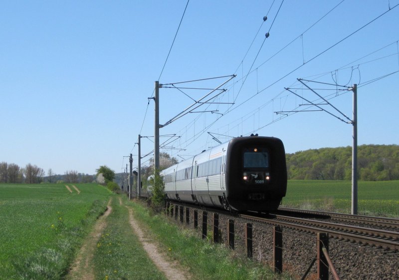 DSB IC 3 5089 ist am 20.04.09 als EC 35 Hamburg Hbf - Kopenhagen bei Reinfeld (Holst.) Richtung L�beck Hbf unterwegs.