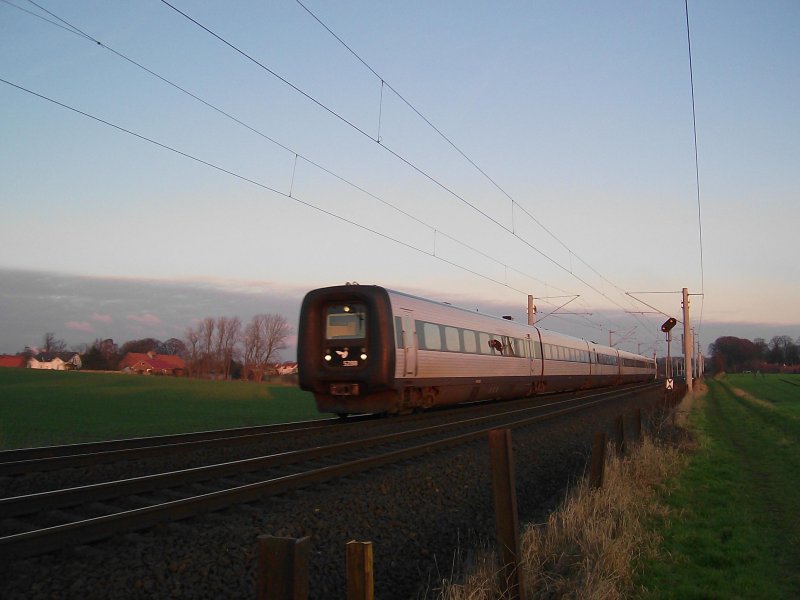 DSB IC 3 5288 als EC 35 Kopenhagen - Hamburg Hbf kurz nach der Durchfahrt in Reinfeld (Holst.) am 28.12.08.