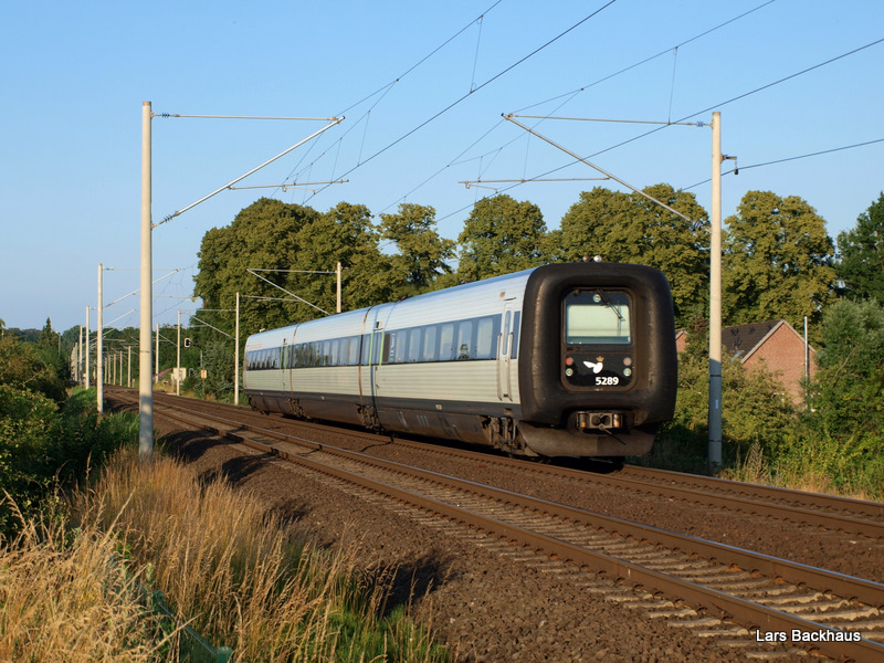 DSB IC 3 5289 passiert am 2.07.09 als EC 39 Hamburg Hbf - Kopenhagen den Ortseingang von Reinfeld (Holst.) und wird in ca. 1,5 km den Bahnhof der Karpfenstadt durchfahren.