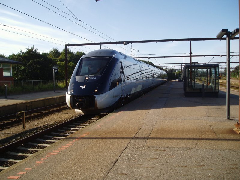 DSB IC-4 Dieseltriebzug, Litra MG, am 05.09.2007 im Bahnhof Fredericia. Dieser Zug war/ist probeweise im Regionalzugverkehr zwischen �rhus und Fredericia eingesetzt. Die D�nischen Staatsbahnen DSB hoffen diesen Zug im Laufe des Jahres 2007 nach und nach und endg�ltiger Zulassung durch die Eisenbahn-Zulassungsbeh�rde (Jernbanetilsynet) fest in Betrieb und somit im Linienverkehr einsetzen zu k�nnen. Dieses nach jahrelanger Verz�gerung bei der Entwicklung und Aufbau des Herstellers Ansaldo Breda, Italien.