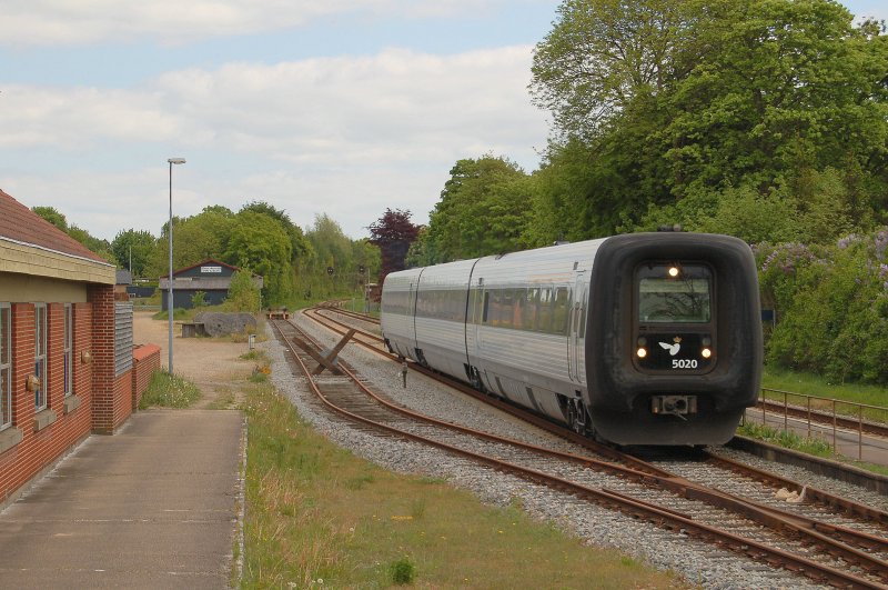 DSB IC3 5020, Kopenhagen H - Thisted, bei der Einfahrt in Give. Mai 2008