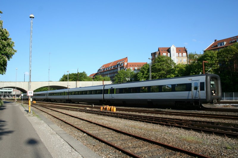 DSB IC3 5243  Ole Bendix  bei der Ausfahrt aus rhus am 18.5.2008.