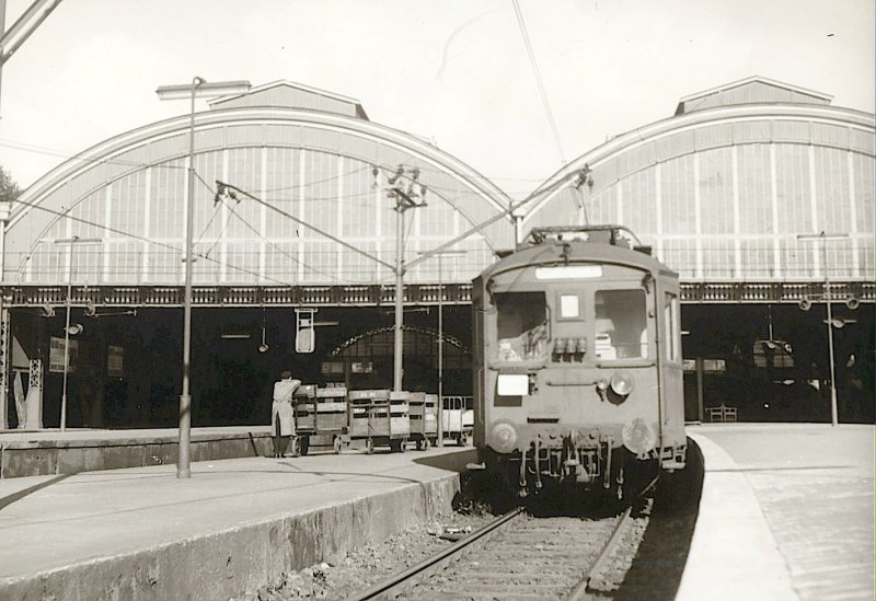 DSB - In Kopenhagen Hbf wartet ein S-Tog (Stadtbahn Zug) f�r die Abfahrt, es war in September 1961.  Foto : J.J. Barbieux.